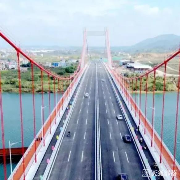 广西首座公路钢箱梁悬索桥——横州大桥建成通车