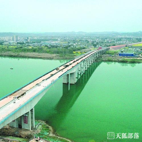 南充过境高速嘉陵江特大桥实现全幅贯通，预计今年6月底全面完工