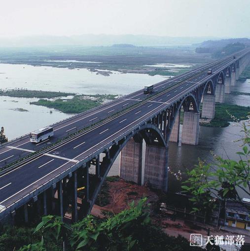 成南高速公路扩容项目龙王庙大桥顺利完成首跨架梁